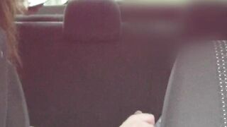 Молодая шлюха сосет в машине